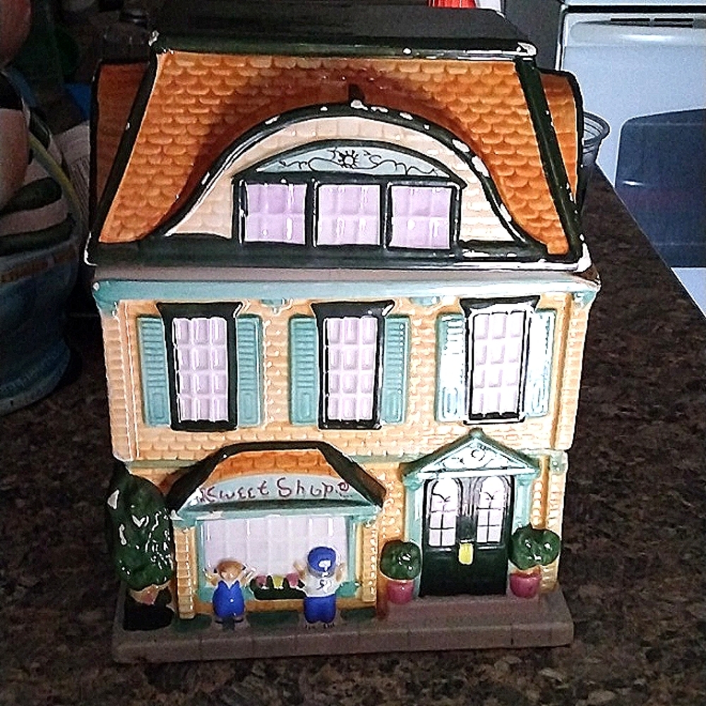 House cookie jar. Stands 6in wide and 6in tall Sherwood Brands 1999